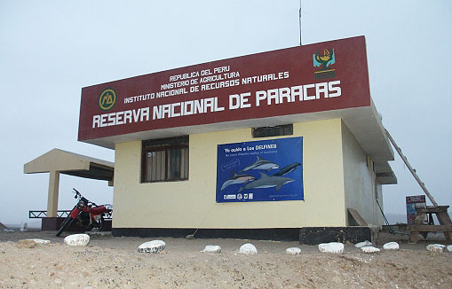 Afiche en garita Paracas