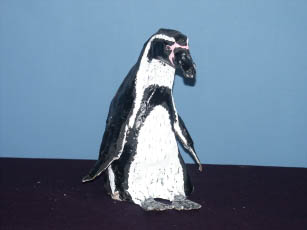 Pingüino en material recilclado