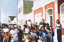 Nios en la entrada despues de una visita al CI